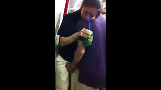 लहान स्तनांसह चॉकलेट क्यूटी खऱ्या काउगर्लप्रमाणे कोंबड्यावर स्वार होते