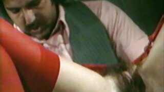 हा हॉट फोटोशूट सेटवरील बॅकस्टेजचा रिअॅलिटी व्हिडिओ आहे. सोनेरी मुलगी कॅमसमोर तिच्या सुविधांचे प्रात्यक्षिक देत आहे.