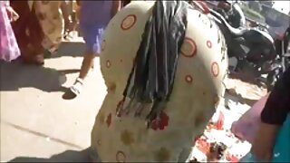 निळ्या डोळ्यांची श्यामला वेश्या वेड्यासारखा प्रचंड काळा कोंबडा चोखते