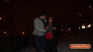 विस्मयकारक वेश्या श्यामला श्यामला काळ्या मित्राने पोक केले